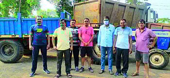वाळूमाफियांच्या टेहळणीला तहसीलदारांने वेषांतर करून दिला चकवा; दोन ट्रॅक्‍टर केले जप्‍त !
