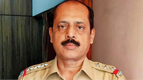 'त्या' दिवशीही निश्चिंत बसून वाझे खात होते सॅडविच, ATS अधिकाऱ्याने सुनावले खडेबोल