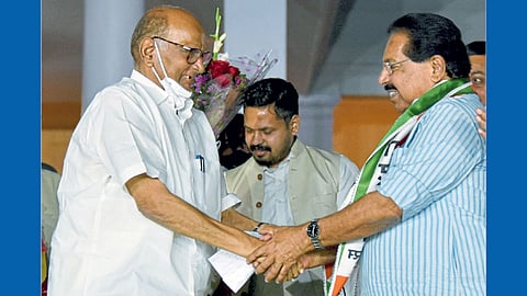 नवी दिल्ली : काँग्रेसचे माजी नेते पी. सी. चाको यांनी मंगळवारी राष्ट्रवादी काँग्रेसमध्ये प्रवेश केला. त्यावेळी त्यांचे स्वागत करताना ‘राष्ट्रवादी’चे अध्यक्ष शरद पवार.