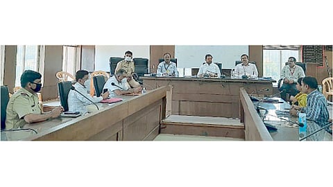 वडगाव मावळ - येथील पंचायत समितीच्या सभागृहात आयोजित आढावा बैठकीत मार्गदर्शन करताना आमदार सुनील शेळके. यावेळी गजानन टोम्पे, शरदचंद्र माळी, मधुसूदन बर्गे, डॉ. चंद्रकांत लोहारे आदी.