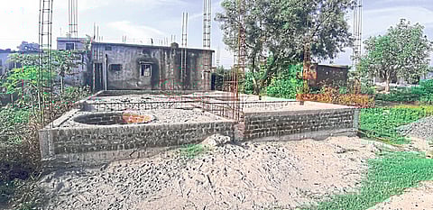 टेकाडीः वाळूअभावी रखडलेली घरकुलाची कामे.