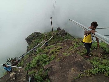 सातपुड्यातील अस्तंभा शिखरावर कशाचे आहे सवाट; तरी शिखराव रेलिंगच्या कामाला सुरूवात !