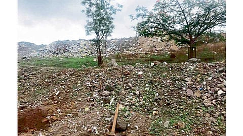 हडपसर - तुकाई टेकडीवर जमा झालेले राडारोड्याचे ढीग.