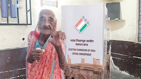 106 years old Woman voted in Gram Panchayat Elections in Amaravati  