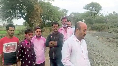 ना डांबर, ना मुरुम असा रस्ताच नकाे म्हणत, गुंडेवाडीतील युवकांनी पाडले काम बंद