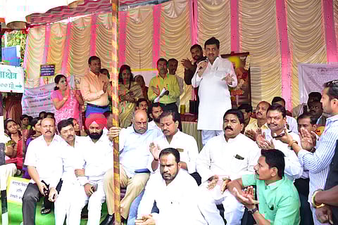 नांदेड ः प्रस्तावित आरक्षण आराखड्याच्या विरोधात संघर्ष समितीच्या आंदोलनास रविवारी पालकमंत्री अशोक चव्हाण यांनी भेट दिली.