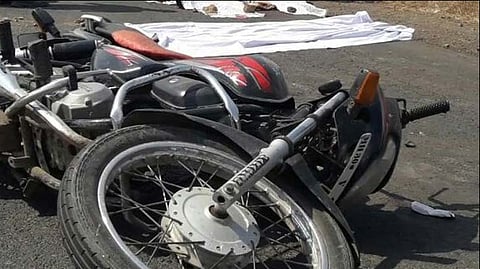 दुचाकीला धडक