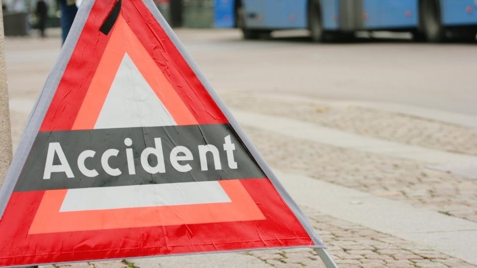 accident in gandhinagar kolhapur one lady dead in accident