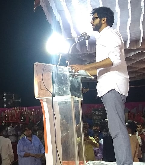 कन्नड ः जनआशीर्वाद यात्रे बाेलताना आदित्य ठाकरे.