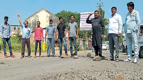 खड्ड्यांत अनेकांचा जीव जातोय, तरीही लोकप्रतिनिधी गप्पच; रस्त्यासाठी सामाजिक कार्यकर्ते रस्त्यावर