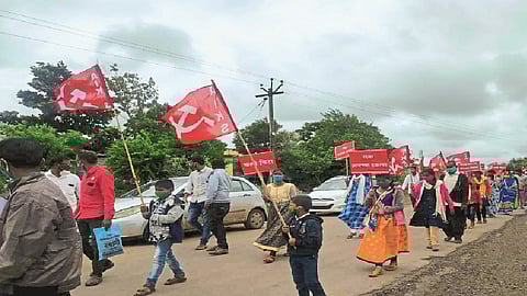 Villagers on the streets with women-children for the road