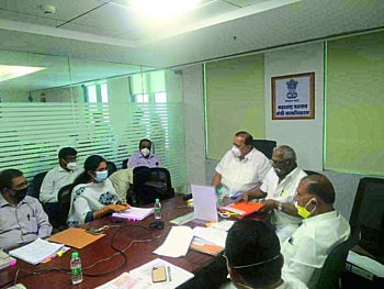 मंत्र्यांनी अधिकाऱ्यांना पकडले कैचीत ! वादग्रस्त ठराव इतिवृत्तात लिहिले कुणी ?