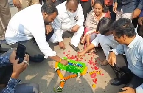खड्यांचा 'बर्थडे' तो ही चक्क केक कापून; कुठे? वाचा सविस्तर 