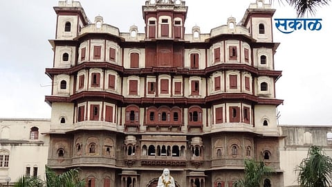 स्वच्छ, सुंदर अशा ऐतिहासिक इंदूर शहरात फिरायचयं;  हे आहेत महत्वाचे ठिकाणे   