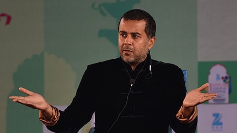 chetan bhagat khushwant singh books banned at kerala railway station