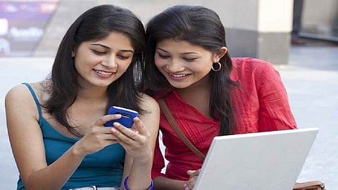 स्मार्टफोनवर यूटयूब व गेम्स खेळण्यात महिला आघाडीवर