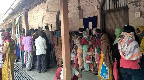 धान्य मिळण्यासाठी गर्दी...तहसीलदारांना कार्डधारकांकडून धक्काबुक्की 