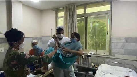 रुग्णालयाने बिलासाठी डिस्चार्ज नाकारला; नगरसेवकाने पीपीई कीट घातली आणि रुग्णाला चक्क उचलून बाहेर आणले