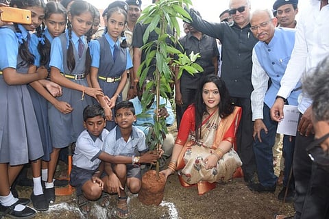 नागपूर : विद्यार्थ्यांसोबत वृक्षारोपण करताना अमृता देवेंद्र फडणवीस; बाजूला खासदार डॉ. विकास महात्मे व अन्य मान्यवर. 