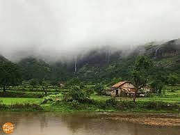 चाके थांबली अन्‌ ट्रॅव्हल्स व्यवसायही थांबला 