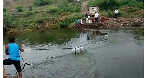 पूल वाहून गेल्याने पुण्यातील नागरिकांना पाणी, गरजेच्या वस्तूं कशा आणाव्या लागतात एकदा पाहाच! 
