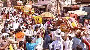 Akola News; Hundreds of commuters and farmers harassed by dust on Dindi Marg