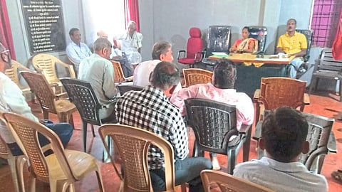 गडचिरोली : बैठकीला उपस्थित गावातील नागरिक. 