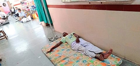 गोंदिया : खाली फरशीवर रुग्णाला लावलेली सलाइन.