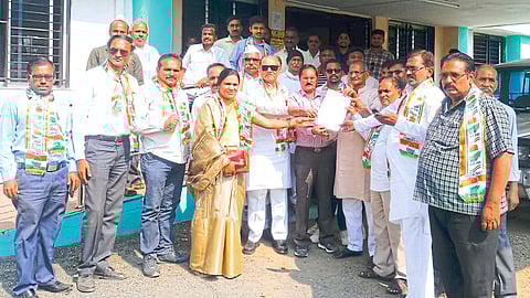 सालेकसा : नायब तहसीलदारांना निवेदन देताना कॉंग्रेसचे कार्यकर्ते.