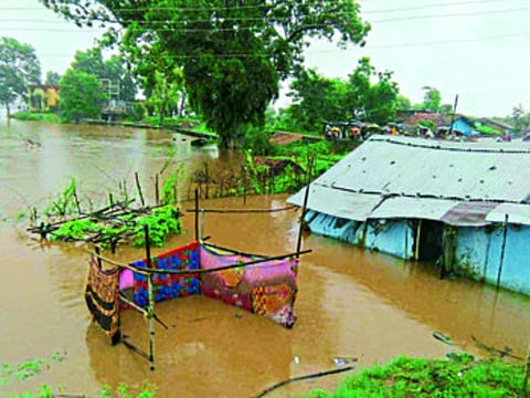 रावणवाडी : डांगोरली येथील वस्तीत शिरलेले पाणी. 