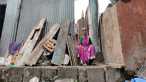 homeless mother have to live on road in gokhale nagar due to children are not supporting her