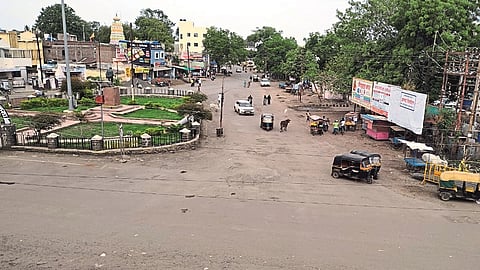 जालना ः भाजीपाला व फळविक्रीचे हातगाडे न लागल्याने बुधवारी मोकळा दिसणारा गांधी चमन परिसर.  