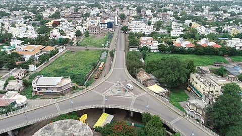नुतन वसाहत परिसरातील उड्डाणपुलावरील शुकशुकाट.