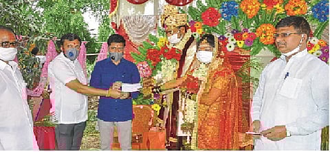शेवगाव (दिवाणे) : मुख्यमंत्री सहायता निधीसाठी खासदार ओमप्रकाश राजेनिंबाळकर, आमदार कैलास घाडगे-पाटील यांच्याकडे धनादेश सुपूर्द करताना नवदांपत्य. यावेळी बाळकृष्ण तांबारे आदी. 