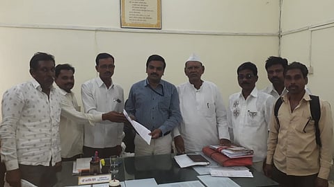 पीकविमा कंपन्या करताहेत असहकार्य; नुकसानग्रस्त शेतकऱ्यांचे कामठी तहसीलदारांना निवेदन 