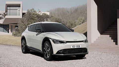 30 मार्च रोजी कंपनीने जागतिक स्तरावर आपली नवीन इलेक्ट्रिक क्रॉसओवर Kia EV6 सादर केली. कंपनीने आपल्या अधिकृत वेबसाइटवर या कारची बुकिंगही सुरू केली आहे.