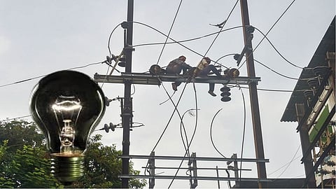 रायगडवासीय अद्यापही अंधारातच; वीज कंपनीचे कर्मचारी दुर्गम भागात पोहचलेच नाही!