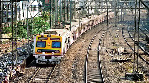 लोकलसंदर्भात महत्त्वाची बातमी : मेल, एक्सप्रेसच्या प्रवाशांना आता मुंबईतील लोकल प्रवासाची मुभा
