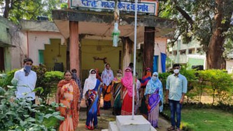 धानोरा : पोलिस ठाण्यात उपस्थित गाव संघटनेच्या महिला. 