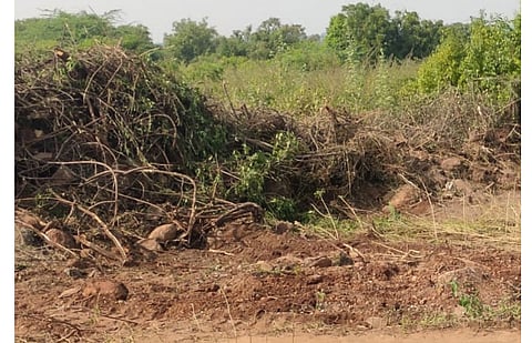 मळद-रावणगाव येथे रस्ता अडविल्याने शेतकर्‍यांची गैरसोय