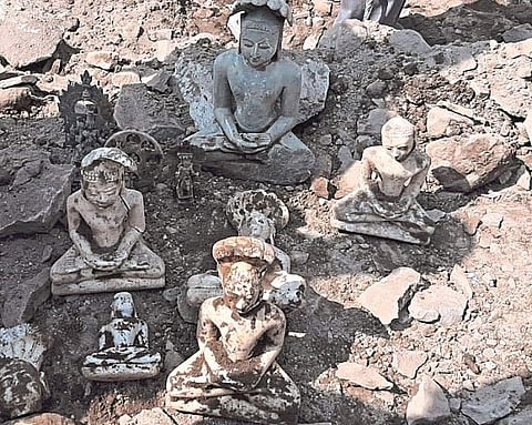  Historic Jain idols were found while digging a foundation in Malgaon