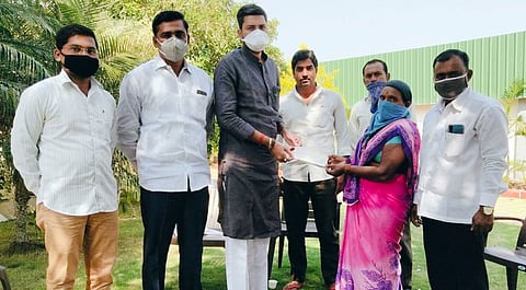 अडचणीत असलेल्या तरंगे कुंटूबास झेडपीच्या माजी सभापतींनी केली आर्थि्क मदत 