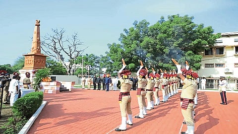 लातूर ः मराठवाडा मुक्तिसंग्राम दिनी स्मृती स्तंभास पोलिसांनी हवेत बंदुकीच्या तीन फैरी झाडून मानवंदना दिली.