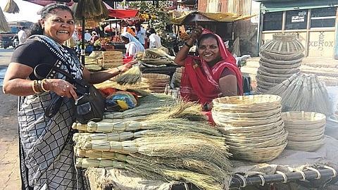  Deola market