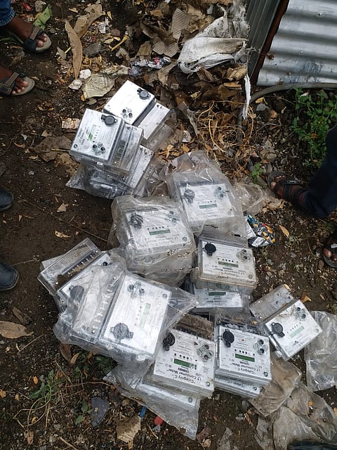 MSEDCL's electricity meter was thrown on the road