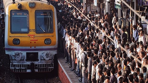 ट्रेनच्या दरवाजात उभं राहून प्रवास करताना त्या तिघांचा हात सुटला आणि..