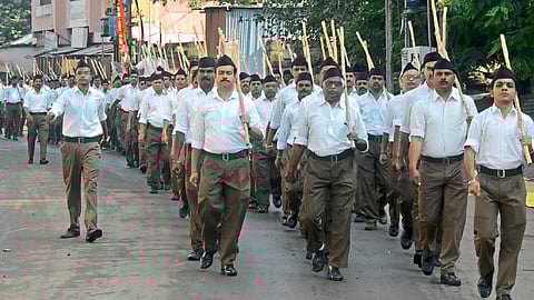 राष्ट्रीय स्वयंसेवक संघाचे शहरातून संचलन 