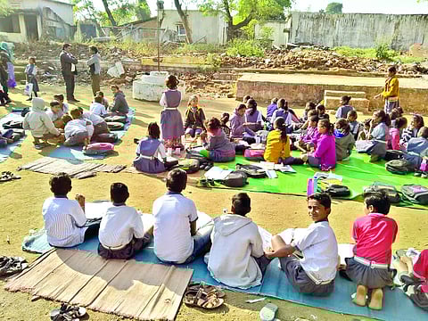 नांद/भिवापूर  : बेवारिस स्थितीत बसून शिक्षणाचे धडे घेताना विद्यार्थी. 