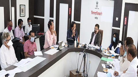 नांदेड - जिल्हाधिकारी कार्यालयात मुख्यमंत्री यांचे प्रधान सल्लागार डॉ. दिपक म्हैसेकर यांनी मंगळवारी आढावा बैठक घेतली. 