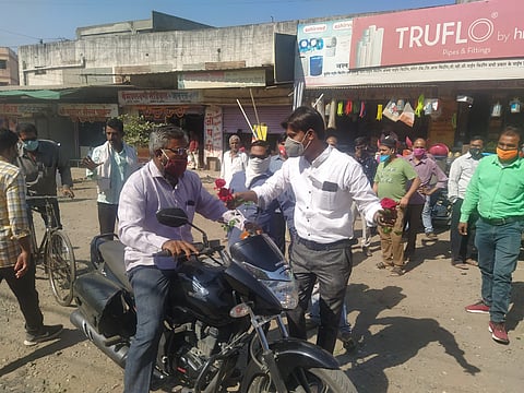 राष्ट्रवादी पक्षाची गांधीगिरी; खड्डेमय रस्त्यावरून जाणाऱयांना दिले गुलाबपुष्प ! 